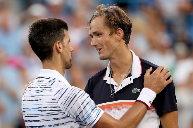 Novak Đoković in Daniil Medvedjev sta tekmeca in prijatelja. FOTO: AFP
