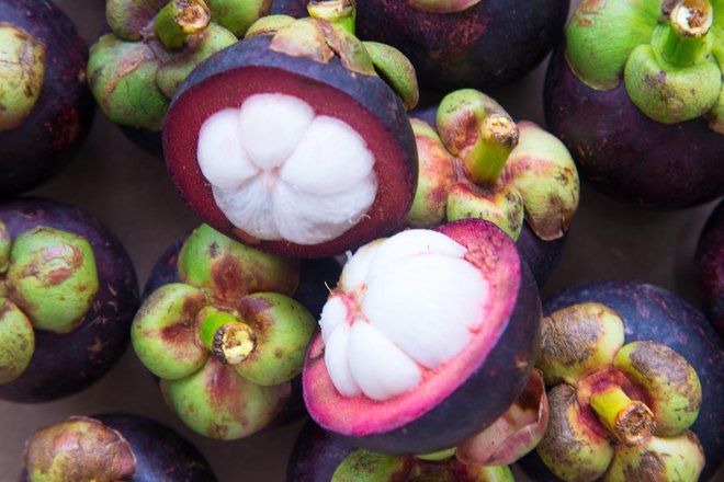 Tudi teže dostopne vrste sadja, kot so nangka ali jackfruit, bodeča anona, mangostin (na fotografiji), pripeljejo letala. FOTO:&nbsp;Shutterstock
