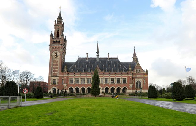 Palača miru v Haagu, kjer ima sedež Meddržavno sodišče (ICJ), najvišji sodni organ Združenih narodov. Foto: Eva Plevier/Reuters
