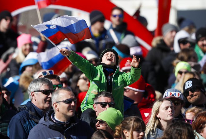 Navijači si želijo druženja v živo, želja pa se jim je izpolnila konec tedna na Pokalu Vitranc v Kranjski Gori. FOTO: Matej Družnik/Delo
