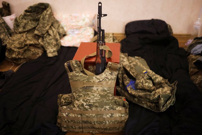 Če se tujec vključi v obrambne strukture ukrajinske vojske, ga v primeru zajetja obravnavajo kot vojnega ujetnika, razlaga Vladimir Prebilič. FOTO: Nacho Doce/Reuters
