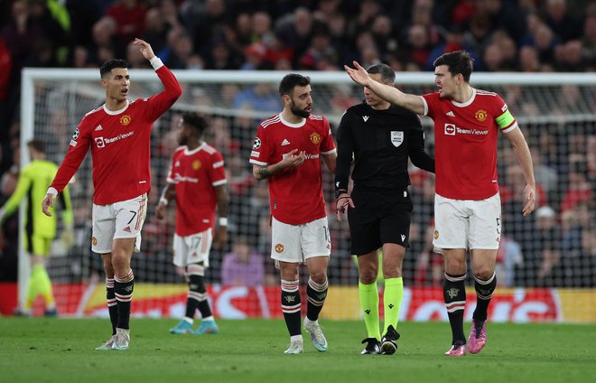 Manchestrovi zvezdniki Cristiano Ronaldo, Bruno Fernades in&nbsp; Harry Maguire so bili vse prej kot zadovoljni s sojenjem Slavka Vinčića. FOTO: Phil Noble/Reuters
