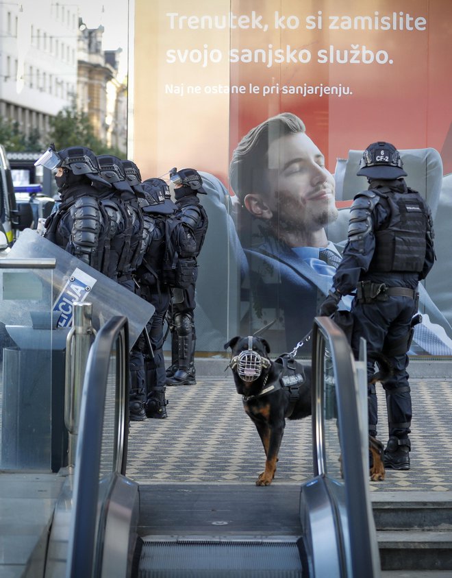 Prvič v zgodovini slovenske policije se je zgodilo, da so bili v času protivladnih protestov v operativnem štabu Policije tudi politiki. FOTO: Matej Družnik
