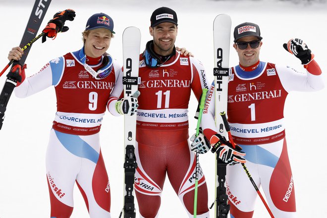 Drugi Beat Feuz (levo), prvi Vincent Kriechmayr in tretji Marco Odermatt so zasedli zmagovalni oder po zadnjem smuku v svetovnem pokalu v alpskem smučanju. FOTO: Christian Hartmann/Reuters
