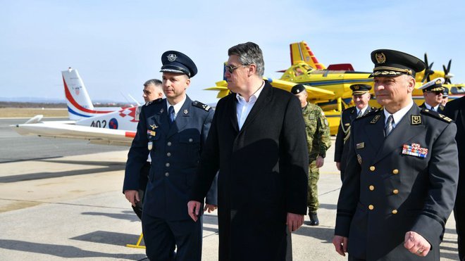 Za predsednika in vrhovnega poveljnika Hrvaške vojske Zorana Milanovića (drugi z leve) so preleti francoskih letal nad Hrvaško &raquo;vznemirjanje državljanov&laquo;. FOTO: Ana Marija Katić/urad predsednika RH
