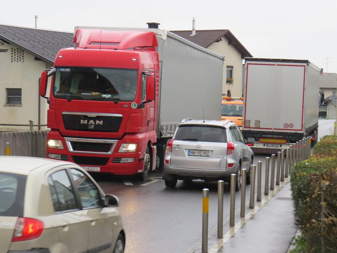 Več kot 2000 težkih tovornih vozil se vsak dan vije skozi Vodice. FOTO: Bojan Rajšek/Delo
