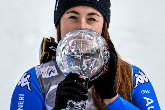 Sofia Goggia je kljub težavam s poškodbo zasluženo poljubila smukaški globus. FOTO: Sebastien Bozon/AFP
