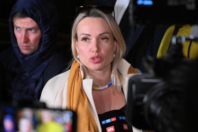 Po 14-urnem zaslišanju je Marina Ovsjanikova stopila pred novinarje. FOTO: AFP
