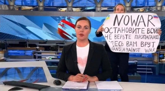V ponedeljek zvečer je Marina Ovsjanikova vdrla v studio večernih novic s plakatom: »Ustavite vojno. Ne verjemite propagandi.« ter objvaila tudi video s protivojnim nagovorom. FOTO: AFP
