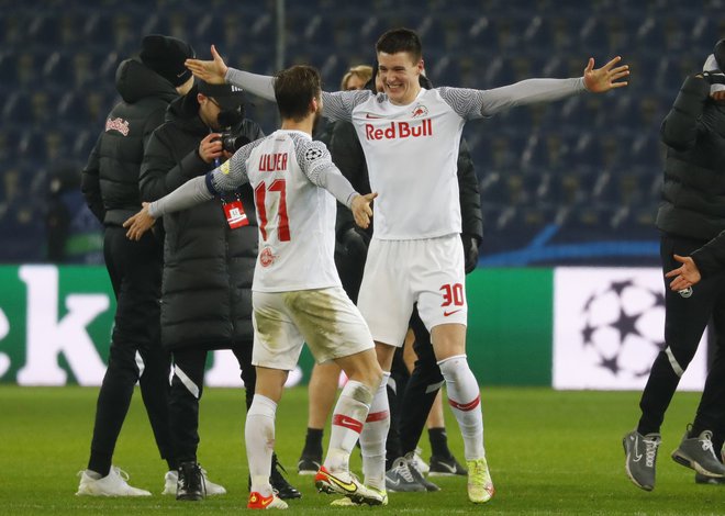 Benjamin Šeško (desno) proslavlja z Andreasom Ulmerjem po tekmi lige prvakov s Sevillo v Salzburgu. FOTO: Leonhard Foeger/Reuters
