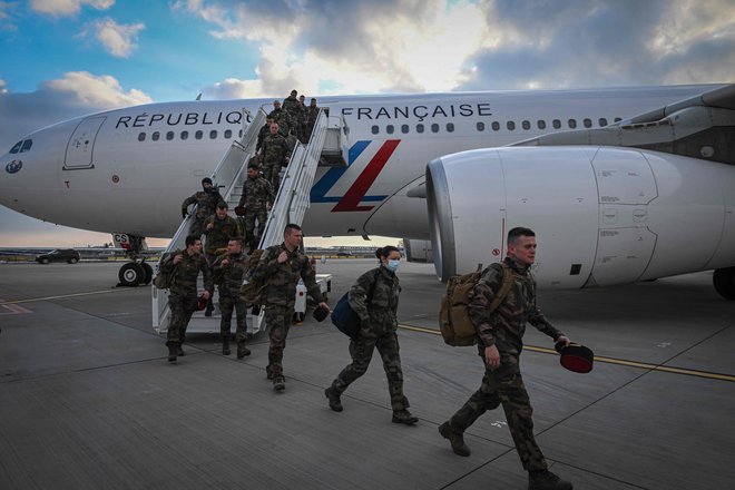 Francoski vojaki ob prihodu v Romunijo. Nato kot odziv na rusko agresijo krepi&nbsp; obrambo in odvračanje Rusije na na svojem vzhodnem krilu. FOTO: Daniel Mihailescu/AFP
