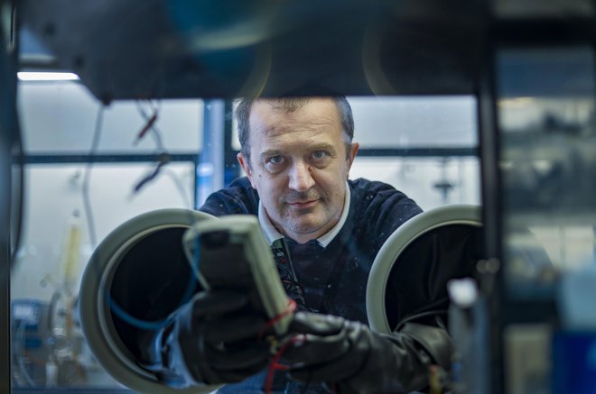 Profesor Robert Dominko, raziskovalec in vodja laboratorija za moderne baterijske sisteme na ljubljanskem Kemijskem inštitutu. FOTO: Jože Suhadolnik/Delo
