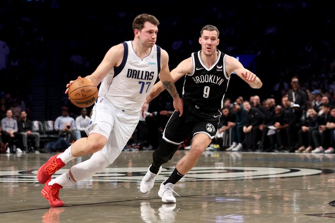 Luka Dončić (levo) je dobil dvoboj z Goranom Dragićem. FOTO: Brad Penner/Usa Today Sports
