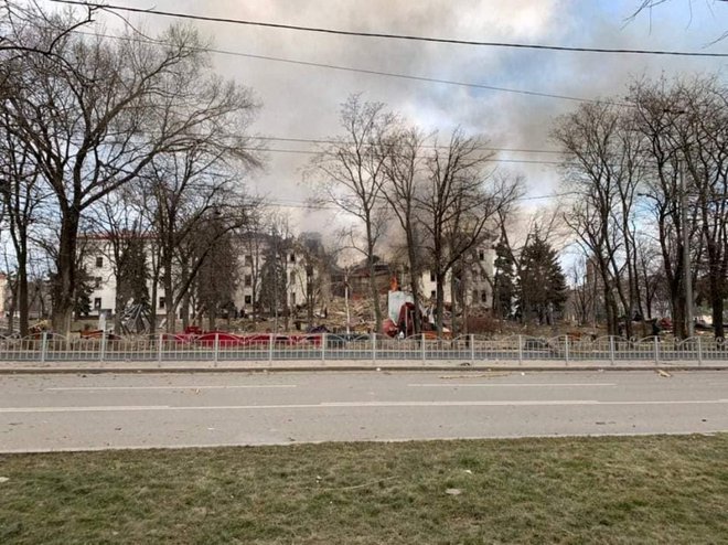 Ukrajinske oblasti so bombardiranje gledališča označile za vojni zločin, saj je bilo po njihovem namerno. Rusija pa za napad krivi ukrajinski nacionalistični bataljon Azov. FOTO: Reuters
