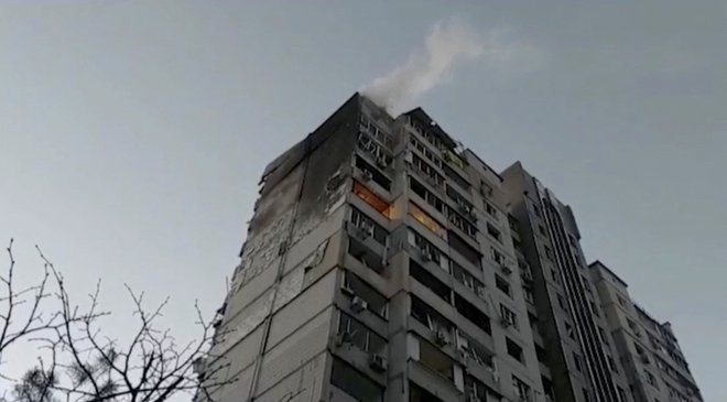 Poškodbe na stanovanjskem bloku v Kijevu. FOTO: Reuters
