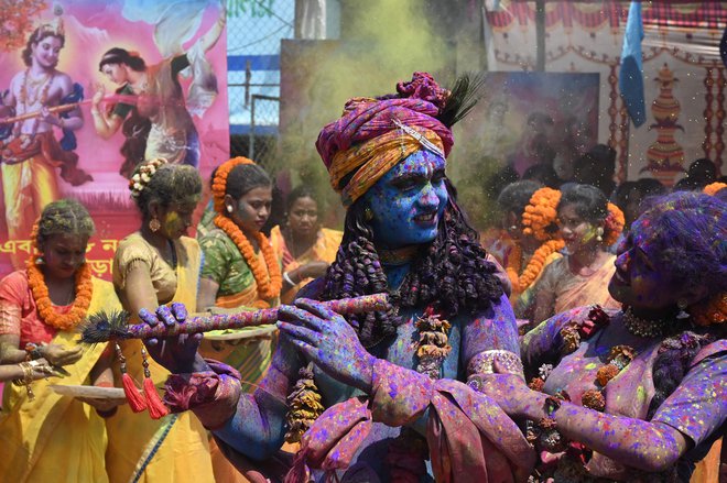 V Kolkati in drugih indijskih mestih te dni množično praznujejo Holi, hindujski pomladni festival barv. Foto: Dibyangshu Sarkar/Afp
