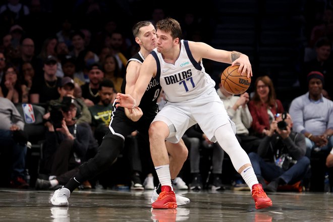 Luka Dončić in Goran Dragić (za njim) sta se tudi tokrat gnala na vso moč. FOTO: Brad Penner/USA Today Sports
