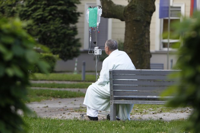 Naš bolnik je v tej igri denarja že ves čas oseba z imenom in priimkom nzgolj do trenutka, ko mu država po avtomatizmu prenakaže del plače na račun ZZZS! FOTO:&nbsp;Leon Vidic/Delo
