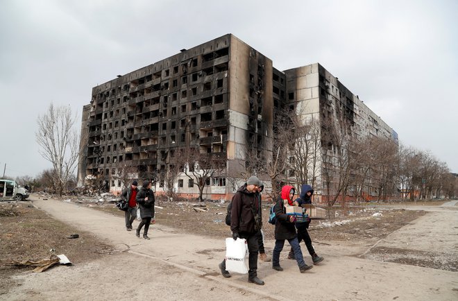 Uničeni bloki v Mariupolju. FOTO: Alexander Ermochenko/Reuters
