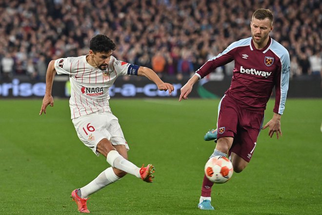 Jesus Navas (levo) se je vrnil na Otok, kjer je nekaj sezon preživel v vrstah Manchester Cityja, tokrat pa se je v vrstah West Hama pomeril tudi z Ukrajincem Andrijem Jarmolenkom. FOTO: Glyn Kirk/AFP
