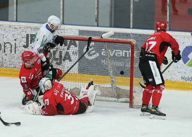 Jeseničani so tekmo začeli v četrtek, v slačilnice so po zadnjem ploščku v mreži domačega moštva prišli v petek. FOTO: Jože Suhadolnik
