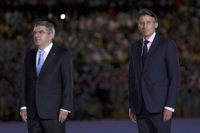 Prvi mož svetovne atletike Sebastian Coe (desno) je med kandidati za prevzem največji navijač Chelseaja. FOTO: Stoyan Nenov/Reuters
