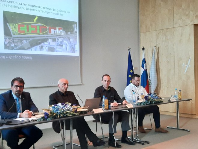 Na fotografiji župan Ajdovščine Tadej Beočanin, Ivo Boscarol, izvršni direktor Textrona Rob Scholl in&nbsp;tehnični direktor pri Pipistrelu Tine Tomažič. FOTO: Janez Tomažič/Delo
