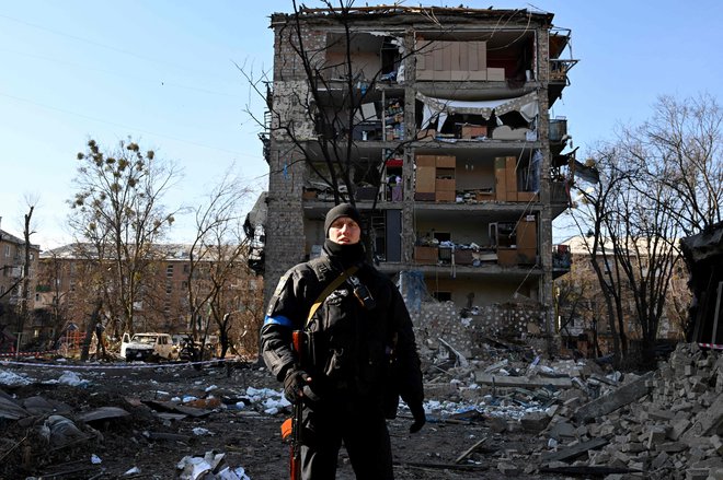 Poškodovane stavbe v Kijevu. FOTO: Sergei Supinsky/AFP
