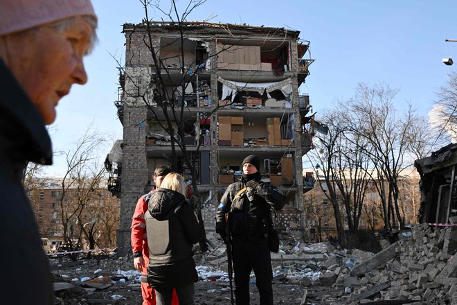 Poškodovane stavbe v Kijevu. FOTO:&nbsp;Sergei Supinsky/AFP
