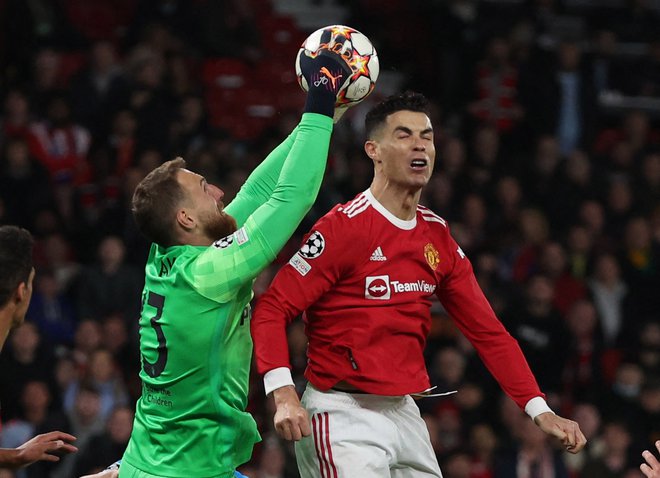 Jan Oblak je v osmini finala lige prvakov izločil Manchester United in Cristiana Ronalda, v četrtfinalu se bo pomeril z drugim velikanom iz Manchestra, Cityjem. FOTO: Phil Noble/Reuters
