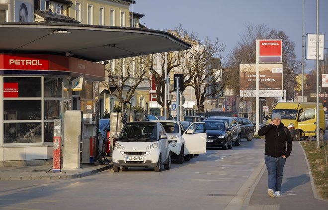 Napovedi še večjih skokov cen goriva so na črpalkah povzročili prizore, kakršnih že desetletja nismo bili vajeni. FOTO: Jože Suhadolnik/Delo
