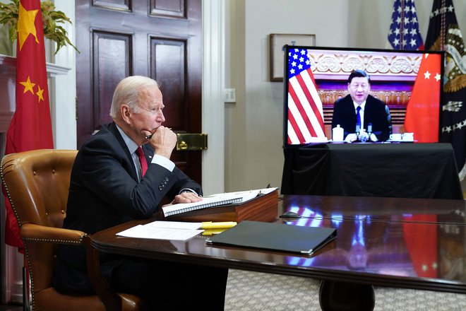 Ameriški predsednik Joe Biden med novembrskim virtualnim vrhom s kitajskim predsednikom Xi Jinpingom. Včeraj sta se voditelja pogovorila prvič po začetku vojne v Ukrajini. FOTO: Mandel Ngan/AFP
