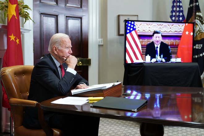 Predsednika ZDA in Kitajske Joe Biden in Xi Jinping med novembrskim virtualnim vrhom. FOTO: Mandel Ngan/AFP
