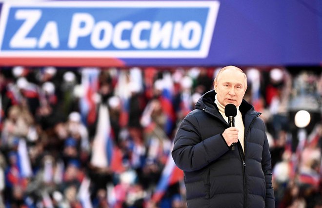 Ruski predsednik Vladimir Putin je pred polnim moskovskim stadionom Lužniki napovedal nadaljevanje ruske invazije na Ukrajino. FOTO: Sergei Guneyev/AFP
