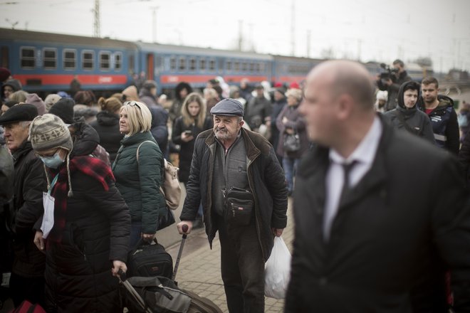 Vkrcanje na vlak proti zahodu. FOTO: Jure Eržen/Delo
