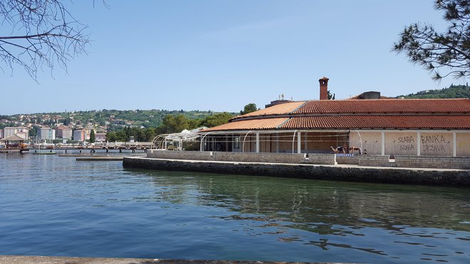 Taverna in kegljišče Portorož, last Leonida Kačurja, še dolgo ne bo luksuzen hotel pri Marini Portorož. FOTO: Boris Šuligoj
