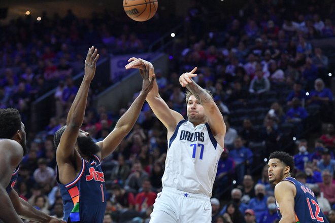 James Harden in Luka Dončić. FOTO: Eric Hartline/Usa Today Sports
