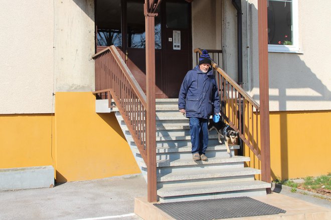 Številni bloki nimajo vhoda, ki bi bil prijazen do starejših. FOTO: Simona Fajfar/Delo
