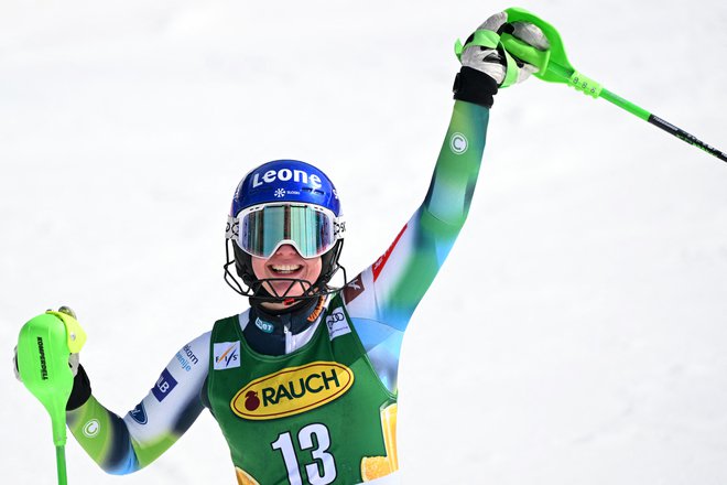 Veselju Andreje Slokar ob zmagi na zadnjem slalomu sezone ni bilo konca. FOTO:&nbsp;Sebastien Bozon/AFP
