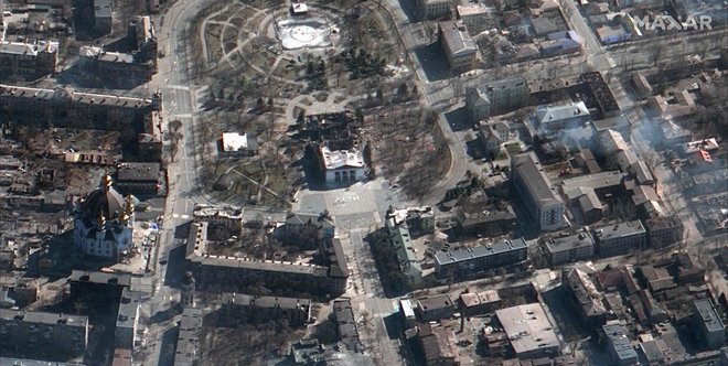 Satelitsko podjetje Maxar je objavilo nove posnetke uničenega gledališča v Mariupolju. FOTO:&nbsp;Maxar Technologies/AFP
