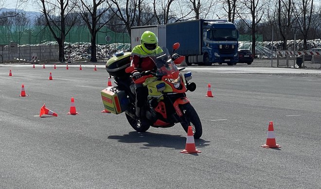 Zimski premor, ko se ne vozimo z motociklom, zmanjša motoristično kondicijo, zato je dobro pred sezono osvežiti spretnost, najbolje v varnem okolju poligona. FOTO: Blaž Kondža
