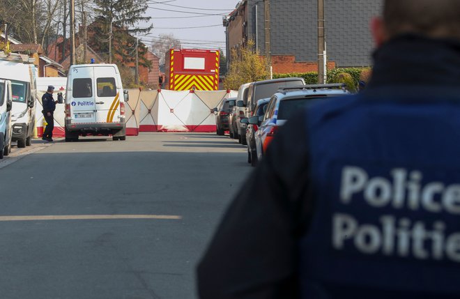 &nbsp;

Policisti so postavili belo rjuho na mestu, kjer je avto trčil v množico obiskovalcev karnevala v zgodnjih jutranjih urah. FOTO:&nbsp;Nicolas Maeterlinck/AFP
