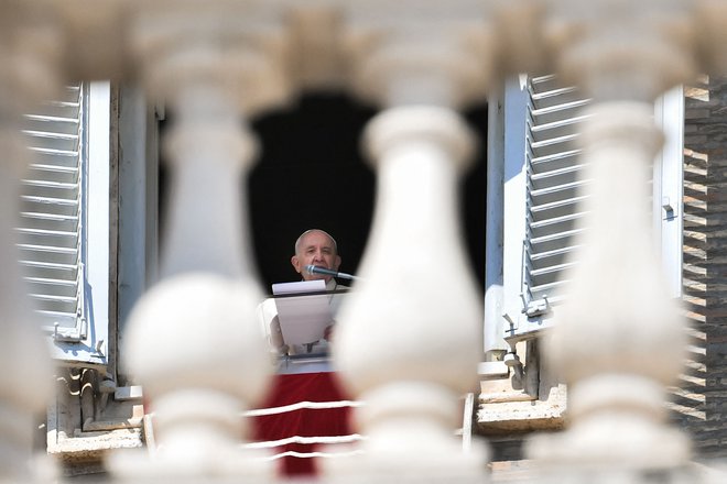 Papež Frančišek ob nagovoru in blagoslovu množice na Trgu sv. Petra. FOTO: Tiziana Fabi/AFP
