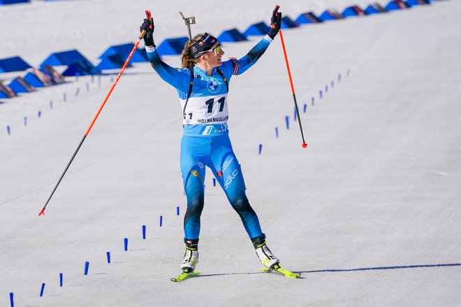 Justine Braisaz-Bouchet v cilju preizkušnje na slovitem Holmenkollnu. FOTO: Terje Bendiksby/AFP
