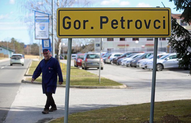 Gornji Petrovci imajo zaradi najemanja neugodnih posojil račun blokiran že od leta 2009. FOTO: Tadej Regent
