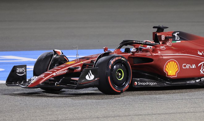 Charles Leclerc je ekipi Ferrari priboril prvo zmago po letu 2019, tudi takrat je šlo za dvojno zmago. FOTO: Thaier Al-sudani/Reuters
