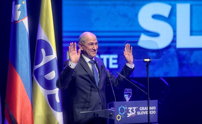 Medtem ko prvak SDS Janez Janša napoveduje še dve svoji zaporedni vladi, se pri Robertu Golobu že pogovarjajo o delitvi ministrskih mest. FOTO: Blaž Samec
