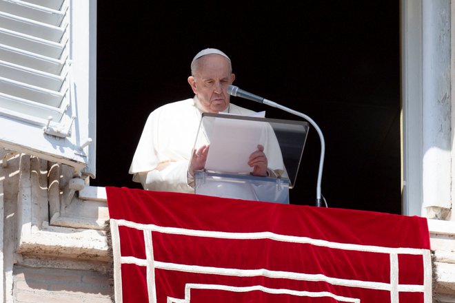 Poznavalci dogajanja za vatikanskim obzidjem pravijo, da je papež Frančišek osebno veliko prispeval k oblikovanju nove ustave. FOTO: Vatican Media/Reuters
