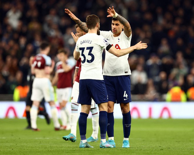 Ben Davies in&nbsp;Cristian Romero proslavljata po koncu dvoboja z West Hamom. FOTO: David Klein/Reuters
