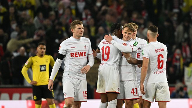 Nogometaši Kölna proslavljajo po koncu tekme. FOTO: Ina Fassbender/AFP
